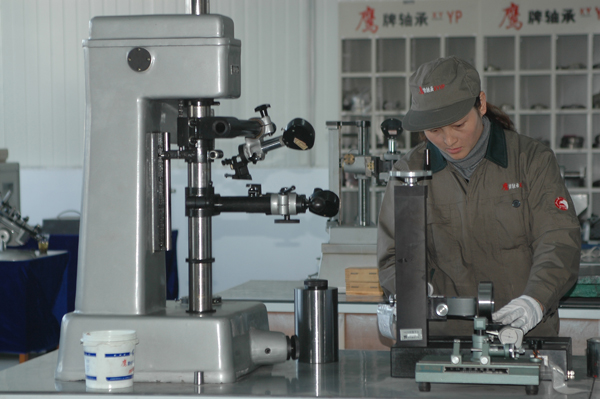 鷹(ying)牌軸(zhou)承-檢(jian)測産(chan)品粗(cu)糙度(du)